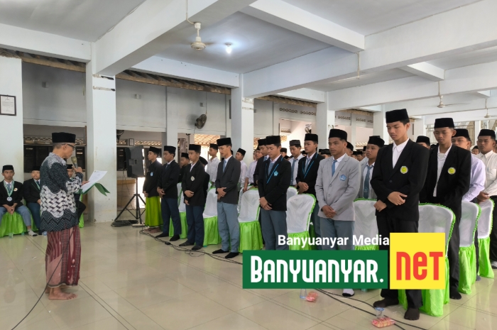 Ketua Umum Pengurus Pondok Pesantren Darul Ulum Banyuanyar memimpin pembacaan ikrar OSIS-ISMI Periode 2023/2024. (Foto: Naufal El Fany)