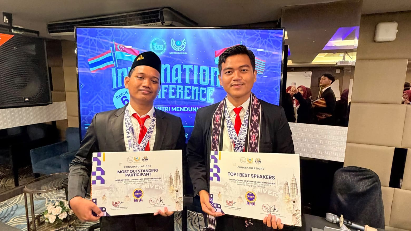 Dua Alumni Darul Ulum Banyuanyar Torehkan Prestasi di Ajang International Conference Santri Mendunia