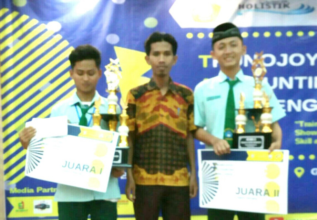 Siswa peraih juara akuntansi bersama salah satu pengelola MA Darul Ulum Banyuanyar