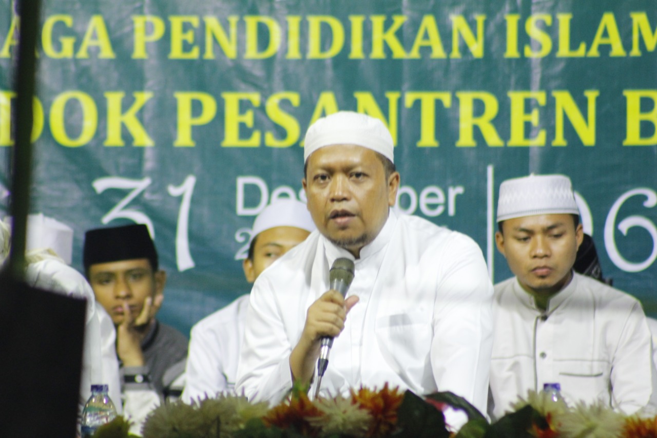 KH Hasbullah Muhammad Syamsul Arifin pada Acara Istighasah dan Shalawat Bersama
