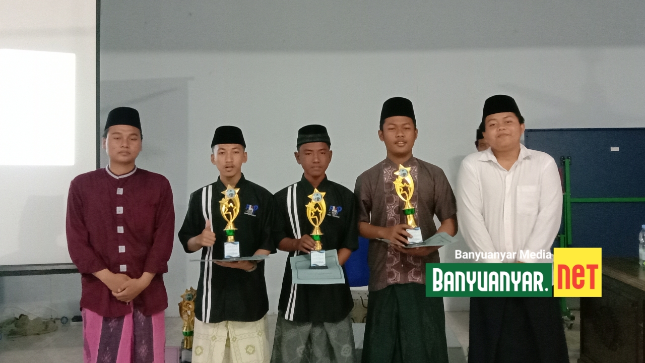Pemberian piagam penghargaan untuk peserta pemenang lomba Sayembara Sastra