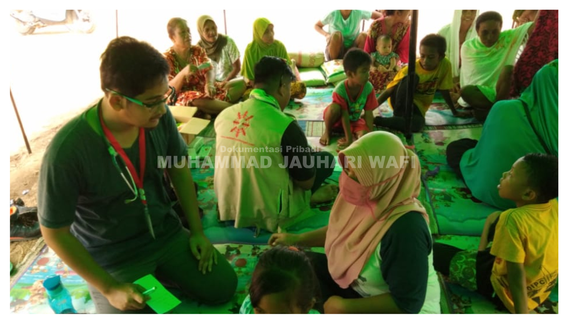 dr. Wafi saat di tenda pengungsian korban gempa (sumber : Dokumentasi Pribadi Muhammad Jauharil Wafi)